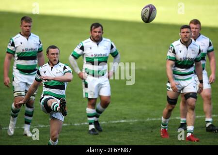 Brett Connon von Newcastle Falcons spielt beim Heineken Challenge Cup im Liberty Stadium, Swansea, den Ball klar. Bilddatum: Samstag, 3. April 2021. Stockfoto