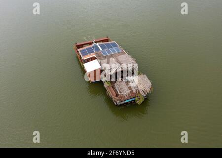 Autarkes, schwimmendes Haus mit Sonnenkollektoren, Luftblick. Stockfoto