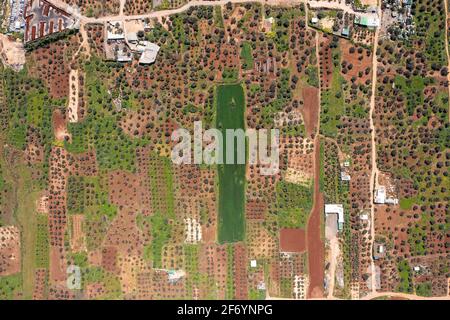 Landwirtschaftliche Grundstücke und Wegkreuzung, Höhenansicht. Stockfoto