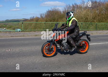 2021 KTM 790 Duke; Motorradfahrer; zweirädriger Transport, Motorräder, Fahrzeug auf britischen Straßen, Motorräder, Motorradfahrer, die in Manchester, Großbritannien, unterwegs sind Stockfoto
