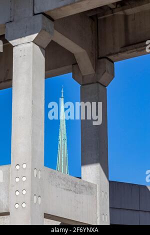 Detroit, Michigan - der 265 Meter hohe Kirchturm der Fort Street Presbyterian Church, gesehen durch die Parkrampen am TCF Convention Center. Stockfoto