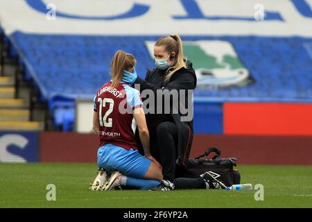 Reading, Großbritannien. April 2021. Kate Longhurst von West Ham United Women (L) wird während des Spiels behandelt. Barclays Women's Super League Match, Reading Women gegen West Ham Women im Madejski Stadium in Reading am Samstag, 3. April 2021. Dieses Bild darf nur für redaktionelle Zwecke verwendet werden. Nur zur redaktionellen Verwendung, Lizenz für kommerzielle Nutzung erforderlich. Keine Verwendung bei Wetten, Spielen oder Veröffentlichungen in einem Club/einer Liga/einem Spieler.pic von Steffan Bowen/Andrew Orchard Sports Photography/Alamy Live News Credit: Andrew Orchard Sports Photography/Alamy Live News Stockfoto