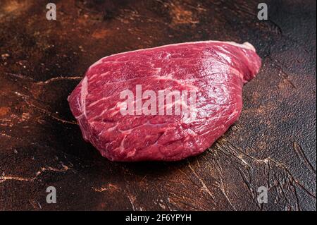 Rohes, geschnittenes Rumpsteak oder Spitzenfleisch aus Sirloin auf dem Fleischtisch. Dunkler Hintergrund. Draufsicht Stockfoto