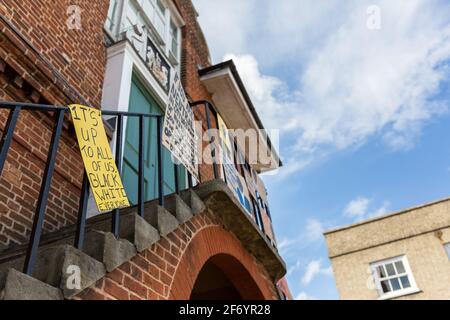 Woodbridge, Suffolk, UK Juni 19 2020: Selbstgemachte BLM-Protestschilder, die am Rathaus im Zentrum von Woodbridge befestigt wurden, um die Stadt zu zeigen Stockfoto