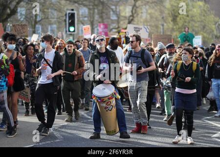 Demonstranten marschieren vom College Green in Bristol während eines Protestes gegen das Gesetz über die Tötung des Gesetzentwurfs von Polizei, Kriminalität, Verurteilung und Gericht. Bilddatum: Samstag, 3. April 2021. Stockfoto