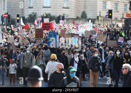 Demonstranten marschieren vom College Green in Bristol während eines Protestes gegen das Gesetz über die Tötung des Gesetzentwurfs von Polizei, Kriminalität, Verurteilung und Gericht. Bilddatum: Samstag, 3. April 2021. Stockfoto