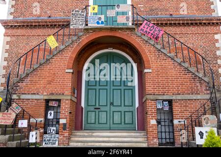 Woodbridge, Suffolk, UK Juni 19 2020: Selbstgemachte BLM-Protestschilder, die am Rathaus im Zentrum von Woodbridge befestigt wurden, um die Stadt zu zeigen Stockfoto