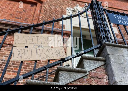 Woodbridge, Suffolk, UK Juni 19 2020: Selbstgemachte BLM-Protestschilder, die am Rathaus im Zentrum von Woodbridge befestigt wurden, um die Stadt zu zeigen Stockfoto