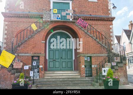 Woodbridge, Suffolk, UK Juni 19 2020: Selbstgemachte BLM-Protestschilder, die am Rathaus im Zentrum von Woodbridge befestigt wurden, um die Stadt zu zeigen Stockfoto