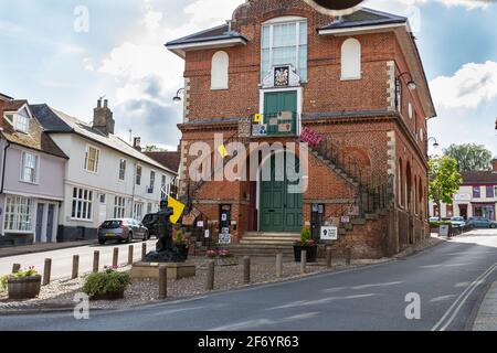 Woodbridge, Suffolk, UK Juni 19 2020: Selbstgemachte BLM-Protestschilder, die am Rathaus im Zentrum von Woodbridge befestigt wurden, um die Stadt zu zeigen Stockfoto