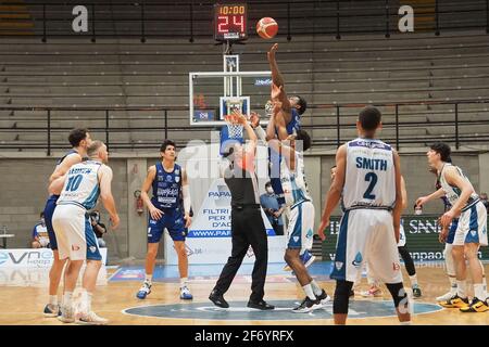 Cantu, Italien. April 2021. Nick Perkins (Happy Casa Brindisi) alla Palla contesa durante Acqua S.Bernardo Cantu vs Happy Casa Brindisi, Campionato di Basket Serie A in CantÃ¹, Italia, 03 ca. 2021 Credit: Independent Photo Agency/Alamy Live News Stockfoto