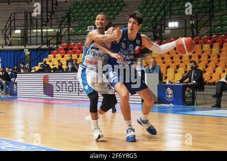 Cantu, Italien. April 2021. Derek Willis (Happy Casa Brindisi) ostacolato da Jaime Smith (Acqua S.Bernardo Cantu) durante Acqua S.Bernardo Cantu vs Happy Casa Brindisi, Campionato di Basket Serie A in CantÃ¹, Italia, 03 ca. 2021 Credit: Independent Photo Agency/Alamy Live News Stockfoto