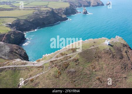 Die wunderschöne Nordküste von Cornwall wurde an einem sonnigen Tag aus der Luft aufgenommen. Stockfoto