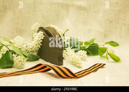 Tag Des Sieges. Wir erinnern uns. Pilot und St. George Band vor dem Hintergrund des Astes der Vogelkirsche. Stockfoto