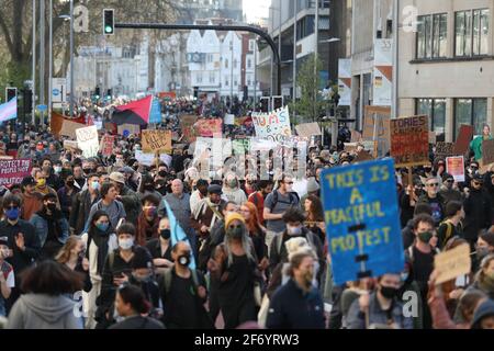 Demonstranten marschieren vom College Green in Bristol während eines Protestes gegen das Gesetz über die Tötung des Gesetzentwurfs von Polizei, Kriminalität, Verurteilung und Gericht. Bilddatum: Samstag, 3. April 2021. Stockfoto