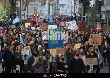 Demonstranten marschieren vom College Green in Bristol während eines Protestes gegen das Gesetz über die Tötung des Gesetzentwurfs von Polizei, Kriminalität, Verurteilung und Gericht. Bilddatum: Samstag, 3. April 2021. Stockfoto