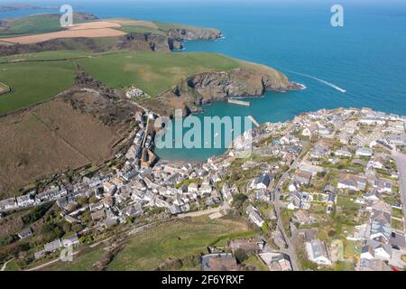 Die wunderschöne Nordküste von Cornwall wurde an einem sonnigen Tag aus der Luft aufgenommen. Stockfoto