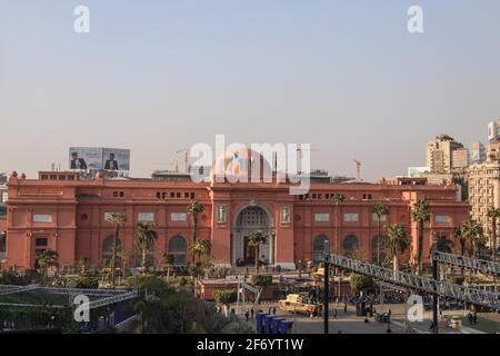 Kairo, Ägypten. April 2021. Eine allgemeine Ansicht des Ägyptischen Museums in der Nähe des Tahrir-Platzes in Kairo vor dem Beginn der „Goldenen Parade der Pharaonen“, einer Prozession, bei der die mumifizierten Körper von 22 alten ägyptischen Königen und Königinnen zu ihrer neuen Ruhestätte im Nationalmuseum der ägyptischen Zivilisation transportiert werden, Das Hotel liegt am Ufer des Ayn as Sirah Lake. Kredit: Gehad Haddy/dpa/Alamy Live Nachrichten Stockfoto