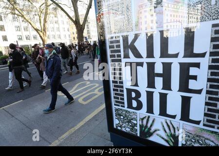 Demonstranten marschieren vom College Green in Bristol während eines Protestes gegen das Gesetz über die Tötung des Gesetzentwurfs von Polizei, Kriminalität, Verurteilung und Gericht. Bilddatum: Samstag, 3. April 2021. Stockfoto