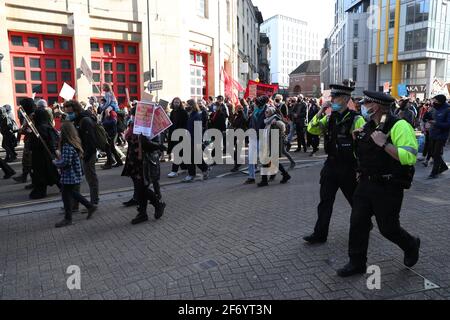 Demonstranten marschieren vom College Green in Bristol während eines Protestes gegen das Gesetz über die Tötung des Gesetzentwurfs von Polizei, Kriminalität, Verurteilung und Gericht. Bilddatum: Samstag, 3. April 2021. Stockfoto