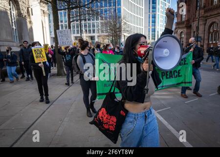 Manchester, Großbritannien. April 2021. Demonstranten marschieren während einer ÔKill the BillÕ-Demonstration vom Petersplatz aus. Die Proteste im ganzen Land dauern an, da der vorgeschlagene Police, Crime und Urteilsgesetz, das, wenn er angenommen wird, neue Gesetze zum Thema Protest einführen würde. Kredit: Andy Barton/Alamy Live Nachrichten Stockfoto