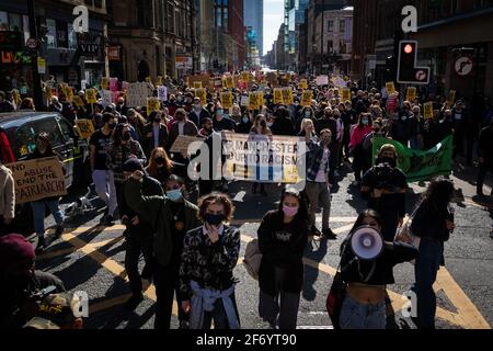 Manchester, Großbritannien. April 2021. Demonstranten marschieren während einer ÔKill the BillÕ-Demonstration vom Petersplatz aus. Die Proteste im ganzen Land dauern an, da der vorgeschlagene Police, Crime und Urteilsgesetz, das, wenn er angenommen wird, neue Gesetze zum Thema Protest einführen würde. Kredit: Andy Barton/Alamy Live Nachrichten Stockfoto