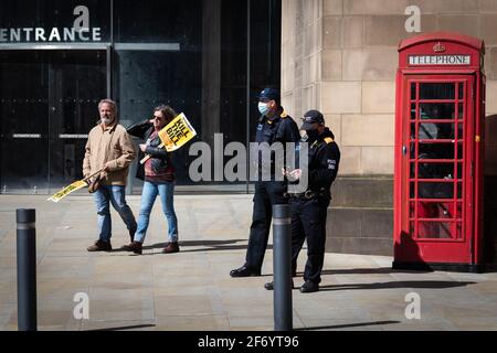 Manchester, Großbritannien. April 2021. Die Polizei überwacht eine ÔKill the BillÕ-Demonstration auf dem Petersplatz. Die Proteste im ganzen Land dauern an, da der vorgeschlagene Police, Crime und Urteilsgesetz, das, wenn er angenommen wird, neue Gesetze zum Thema Protest einführen würde. Kredit: Andy Barton/Alamy Live Nachrichten Stockfoto