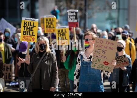 Manchester, Großbritannien. April 2021. Demonstranten versammeln sich um den PeterÕs ÔKill, vor einem BillÕ-marsch. Die Proteste im ganzen Land dauern an, da der vorgeschlagene Police, Crime und Urteilsgesetz, das, wenn er angenommen wird, neue Gesetze zum Thema Protest einführen würde. Kredit: Andy Barton/Alamy Live Nachrichten Stockfoto