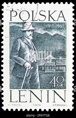 MOSKAU, RUSSLAND - 18. JANUAR 2021: Die in Polen gedruckte Briefmarke zeigt Wladimir Lenin (1870-1924) in Bialy Dunajec, 50. Jahrestag von Lenins arri Stockfoto