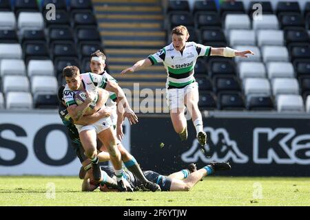 Swansea, Großbritannien. April 2021. Ben Stevenson von Newcastle Falcons wird angegangen. European Rugby Challenge Cup, Runde von 16 Spiel, Ospreys gegen Newcastle Falcons im Liberty Stadium in Swansea, South Wales am Samstag 3. April 2021. PIC von Andrew Orchard/Andrew Orchard Sports Photography/Alamy Live News Credit: Andrew Orchard Sports Photography/Alamy Live News Stockfoto