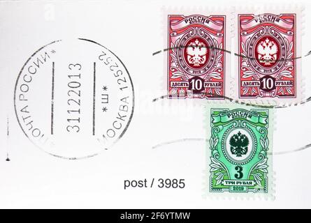 MOSKAU, RUSSLAND - 18. JANUAR 2021: In Russland gedruckte Briefmarken zeigen das Wappen der staatlichen Postverwaltung, 7. Endgültige Ausgabe der Russischen Föderation Stockfoto