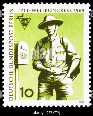 MOSKAU, RUSSLAND - 18. JANUAR 2021: Briefmarke gedruckt in Deutschland, Berlin, zeigt Postman (Australien), World Congress (PTTI), Berlin Serie, Ca. 196 Stockfoto