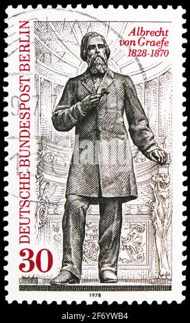 MOSKAU, RUSSLAND - 18. JANUAR 2021: Briefmarke gedruckt in Deutschland, Berlin, zeigt Albrecht von Graefe (medizinischer Pionier), Serie, um 1978 Stockfoto