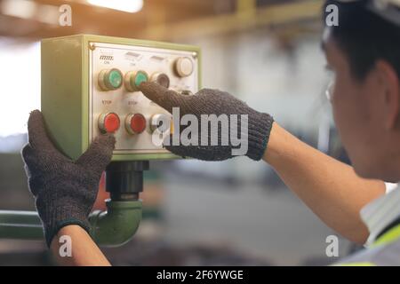 Man Qualitätskontrolle, Wartung, Check in Fabrik, Lager Werkstatt für Fabrikbetreiber, Engineering Männer Kontrolle. Stockfoto
