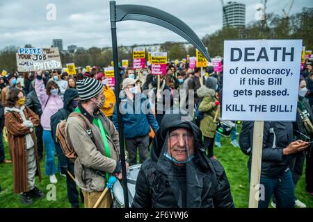 London, Großbritannien. April 2021. Kill the Bill Protest von Menschen, die wütend auf die neue Gesetzgebung namens Police, Crime, Urteilsverkündung und Courts Bill sind, die der Polizei mehr Befugnisse geben würde, um Protesten einzuschränken. Der Protest wurde von mehreren Gruppen unterstützt, darunter Extinction Rebellion und Black Lives Matter. Es begann an der Speakers Corner und folgte ein marsch durch Westminster. Kredit: Guy Bell/Alamy Live Nachrichten Stockfoto