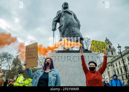 London, Großbritannien. April 2021. Auf dem Parliament Square für Reden und Rauch vor Churchill - Töten Sie den Gesetzesprotest von Menschen, die wütend auf die neue Gesetzgebung namens Police, Crime, Urteilsverkündung und Courts Bill sind, die der Polizei mehr Befugnisse geben würde, um Protesten einzuschränken. Der Protest wurde von mehreren Gruppen unterstützt, darunter Extinction Rebellion und Black Lives Matter. Es begann an der Speakers Corner und folgte ein marsch durch Westminster. Kredit: Guy Bell/Alamy Live Nachrichten Stockfoto