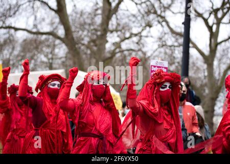 London, Großbritannien, 3. April 2021, die Rote Rebellenbrigade von Extinction Rebellion marschiert beim Protest „Kill the Bill“, vereint für das Recht, am nationalen Aktionstag gegen das Polizeigesetz zu protestieren. Quelle: Loredana Sangiuliano/Alamy Live News Stockfoto