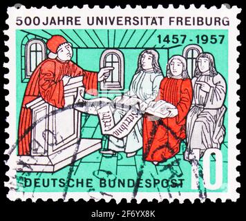 MOSKAU, RUSSLAND - 18. JANUAR 2021: Briefmarke gedruckt in Deutschland gewidmet 500 Jahren Universität Freiburg, um 1957 Stockfoto