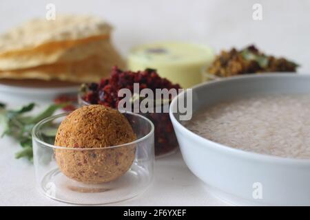 Reisbrei oder Kanji zusammen mit Kokosnuss-Chutney, Rote-Beete-Kartoffel-Thoran, gebratenem Moong, gebratenem Papad und gehärteter Buttermilch. Eine Lieblingsmahlzeit von Stockfoto