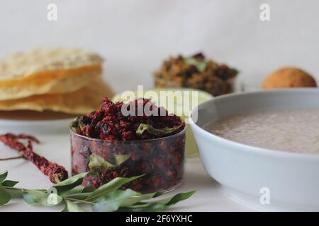 Gebratene Rote Bete und Kartoffeln. Ein Gericht aus gehackter Rote Bete, Kartoffeln und gepulster geriebener Kokosnuss mit Schalotten, grünen Chilis, Kurkuma und Currin Stockfoto