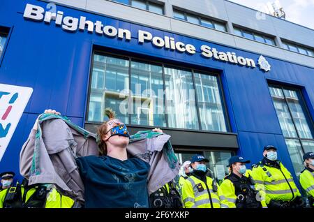 Brighton UK 3. April 2021 - Hunderte von Demonstranten, die den Gesetzentwurf töten, versammeln sich vor der Polizeistation Brighton aus Protest gegen die umstrittene neue Gesetzesvorlage der Regierung, die der Polizei die Befugnis geben würde, gegen friedliche Proteste vorzugehen : Credit Simon Dack / Alamy Live News Stockfoto