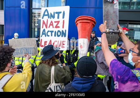 Brighton UK 3. April 2021 - Hunderte von Demonstranten, die den Gesetzentwurf töten, versammeln sich vor der Polizeistation Brighton aus Protest gegen die umstrittene neue Gesetzesvorlage der Regierung, die der Polizei die Befugnis geben würde, gegen friedliche Proteste vorzugehen : Credit Simon Dack / Alamy Live News Stockfoto