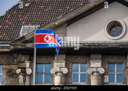 nordkoreanische Flagge vor dem alten Gebäude in berlin Stockfoto