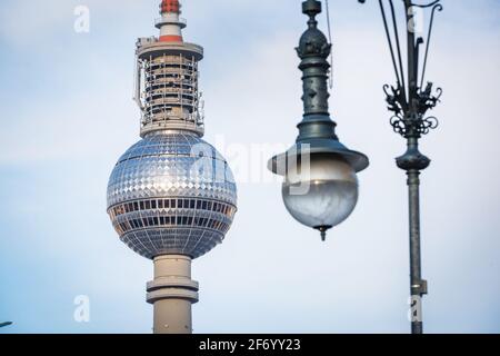 Alte Straßenlaterne auf der Straße mit fernsehturm berlin Stockfoto