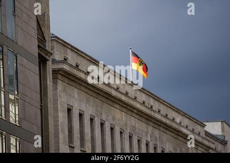 deutsche Flagge auf dem Gebäude Stockfoto