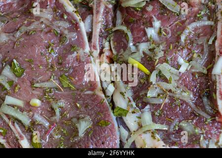 Mariniertes Fleisch mit Kräutern und Gewürzen. Roastbeef. Hintergrund der Speisen Stockfoto