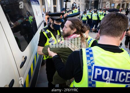 Manchester, Großbritannien. April 2021. Während einer ÔKill the BillÕ-Demonstration wird ein Protestler von der Polizei festgenommen. Die Proteste im ganzen Land dauern an, da der vorgeschlagene Police, Crime und Urteilsgesetz, das, wenn er angenommen wird, neue Gesetze zum Thema Protest einführen würde. Kredit: Andy Barton/Alamy Live Nachrichten Stockfoto