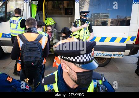 Manchester, Großbritannien. April 2021. Während einer ÔKill the BillÕ-Demonstration wird ein Protestler von der Polizei festgenommen. Die Proteste im ganzen Land dauern an, da der vorgeschlagene Police, Crime und Urteilsgesetz, das, wenn er angenommen wird, neue Gesetze zum Thema Protest einführen würde. Kredit: Andy Barton/Alamy Live Nachrichten Stockfoto