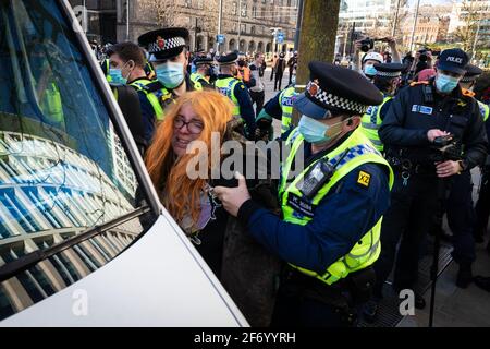 Manchester, Großbritannien. April 2021. Eine Frau wird während einer ÔKill the BillÕ-Demonstration von der Polizei festgenommen. Die Proteste im ganzen Land dauern an, da der vorgeschlagene Police, Crime und Urteilsgesetz, das, wenn er angenommen wird, neue Gesetze zum Thema Protest einführen würde. Kredit: Andy Barton/Alamy Live Nachrichten Stockfoto