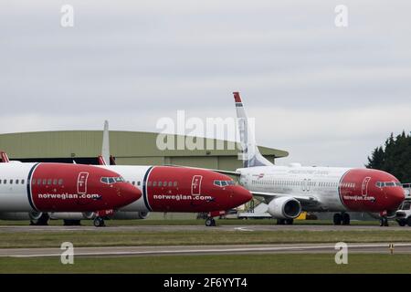 Flugzeuge des norwegischen Air Shuttle Boeing 737 werden bei Air Salvage International GCAM Maintenance am Cotswold Airport Kemble gelagert. Stockfoto